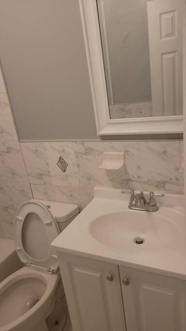 Room In A Beach House With King Size Bed In A Landlord Hosted Three Bedroom Apartment นิวยอร์ก ภายนอก รูปภาพ